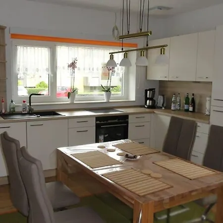 2 Zi-wohnung, 350 M Zum *